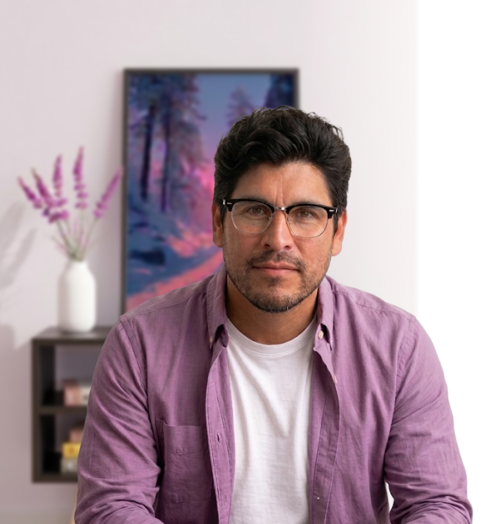 Alejandro Olmos en su espacio de trabajo